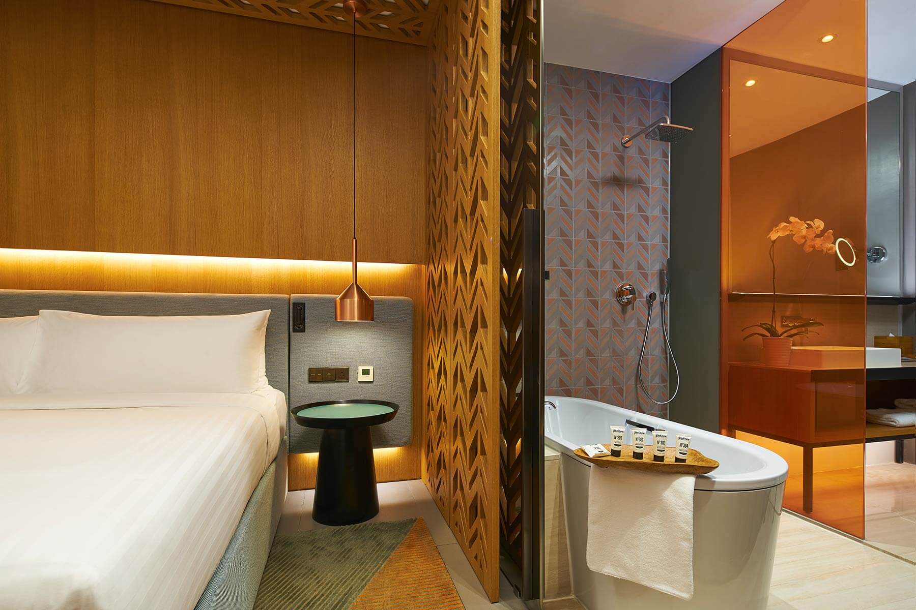 Oasia Hotel Downtown,  Singapore - Club room, bathtub