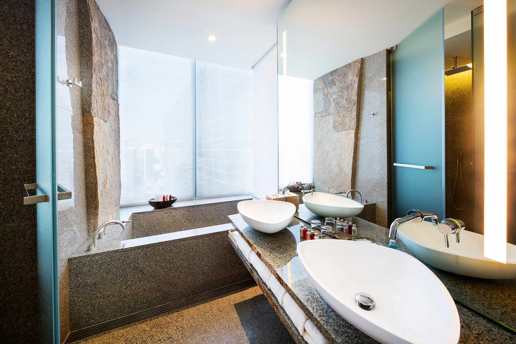 Oasia Hotel Novena Singapore - Club suite bathroom